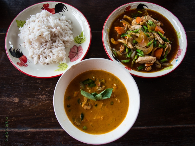 Jasmin rice, red curry and chicken with cashew nut